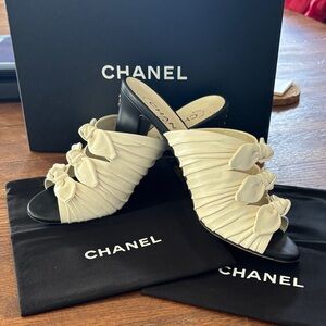 Chanel Women's Cream Bow Mules